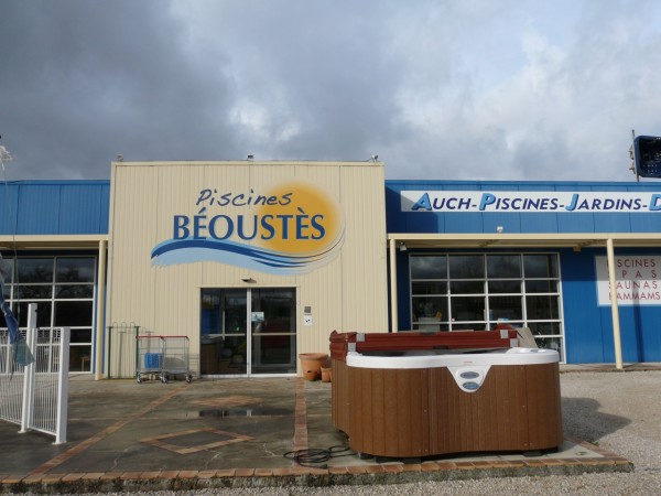 Freecom Auch réalise une nouvelle enseigne à Preignan pour les piscines Béoustes