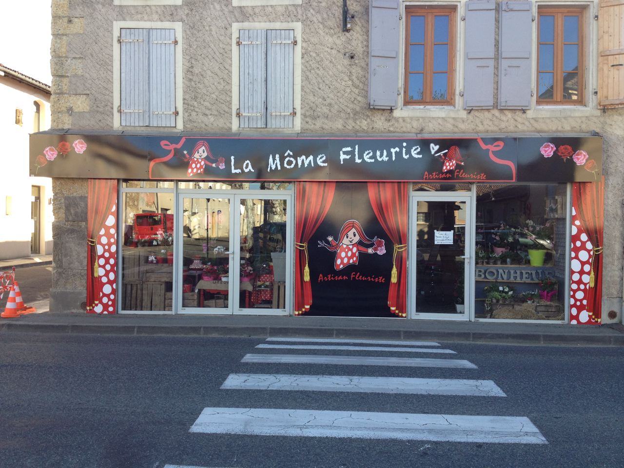 Réalisation de facade magasin La mome fleurie à Pavie par FreeCom Auch